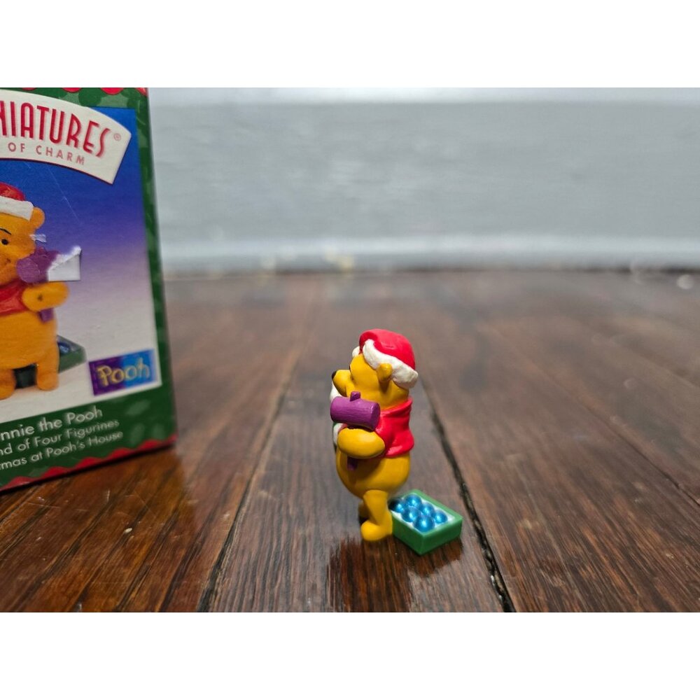 Winnie the Pooh Figurine Merry Miniatures Christmas for Pooh's House Vintage 199 - Picture 3 of 11